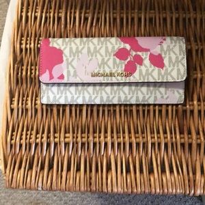 Michael Kors wallet needs without tags